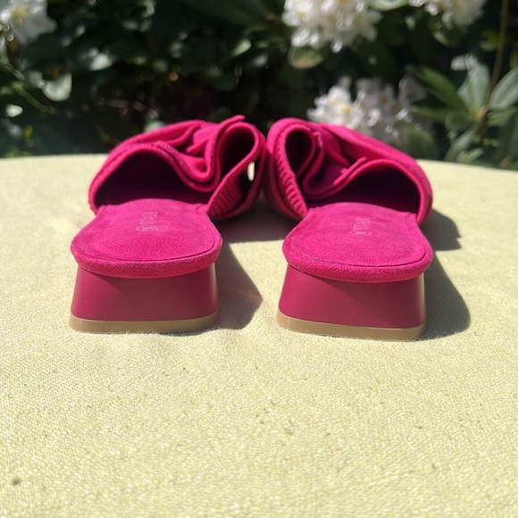 NWOT Vivaia size 39 Yaffa pointy toe slides in hot pink (Pitaya). - Picture 8 of 9